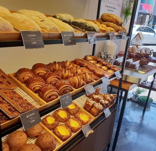 Humming Bella 弘大店外觀與座位